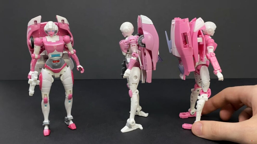 Transformers Studio Series 86 Arcee In Hand Image  (16 of 34)